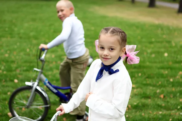 Κορίτσι σε ένα ποδήλατο στο πράσινο πάρκο — Φωτογραφία Αρχείου