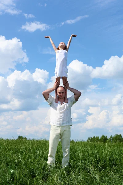 Pai com filha no dia de verão ao ar livre — Fotografia de Stock