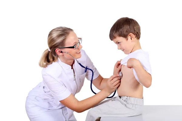 Γιατρός κάνει ιατρική εξέταση σε ένα παιδί — Φωτογραφία Αρχείου