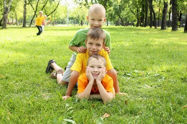 Skupina dětí v parku — Stock fotografie