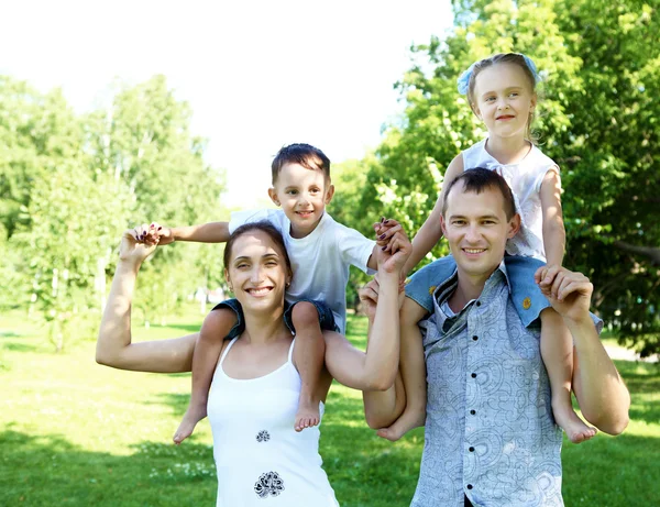 Familia con dos niños en el parque de verano — Foto de Stock
