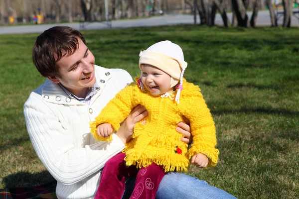 Menina com pai no parque primaveril — Fotografia de Stock