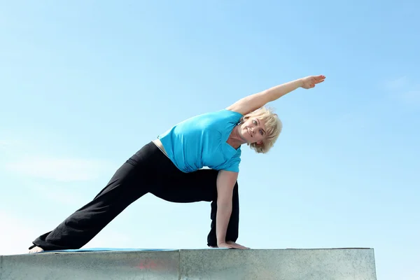 Portrait d'une femme âgée faisant du yoga — Photo