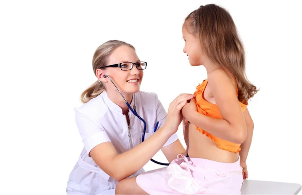 Médecin faisant un examen médical à un enfant — Photo