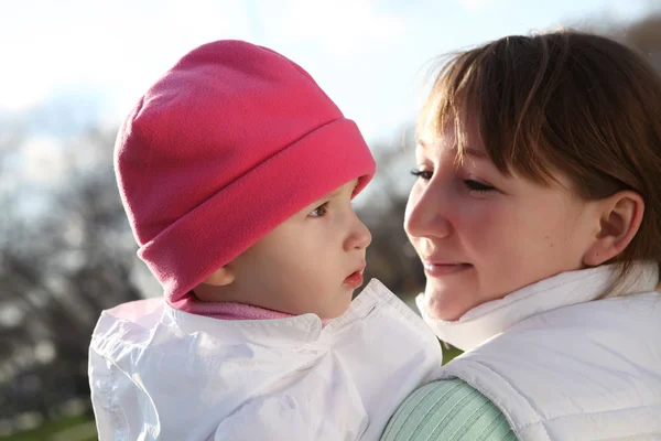 公園で母親と一緒に litlle 女の子 — ストック写真