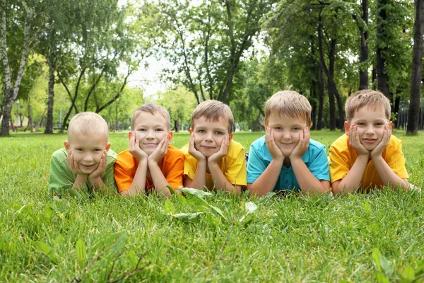 Gyermekcsoport a parkban — Stock Fotó
