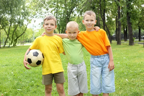 Αγόρια στο πάρκο με μια μπάλα — Φωτογραφία Αρχείου