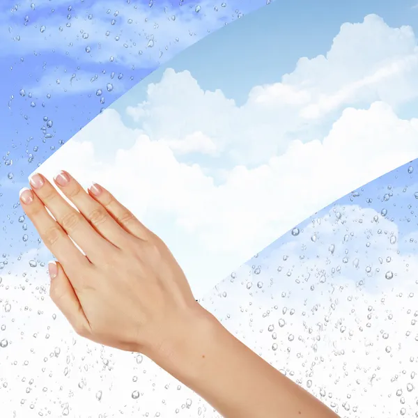 Fenster mit blauem Himmel und weißen Wolken — Stockfoto