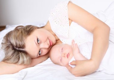 genç anne ve bebek portre