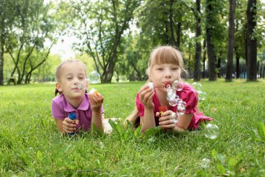 küçük kız parkta blowing bubbles