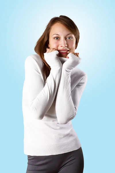 Menina jovem em camisola branca — Fotografia de Stock