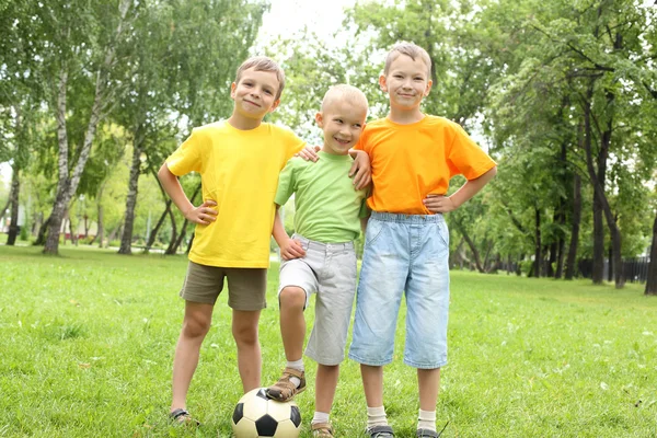 Rapazes no parque com uma bola — Fotografia de Stock