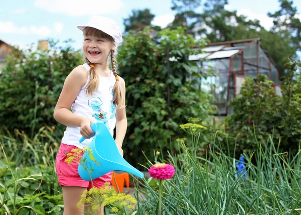 Mädchen gießt Pflanzen — Stockfoto
