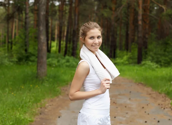 Молодая женщина занимается спортом на свежем воздухе — стоковое фото