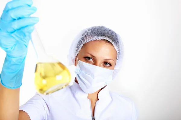 Женщины-учёные в химической лаборатории — стоковое фото