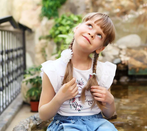 Portret van een klein meisje buiten — Stockfoto