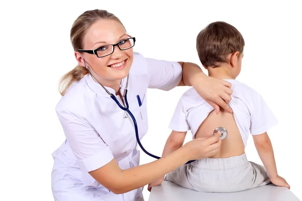 子供に健康診断を行う医師 — ストック写真