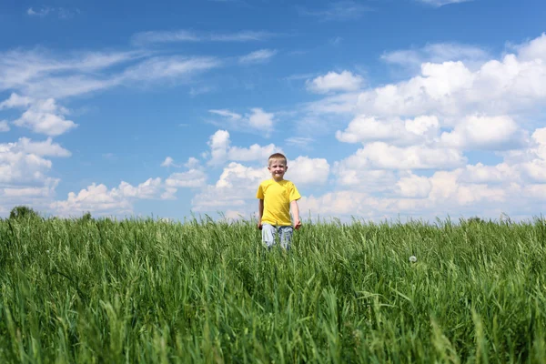 Pequeno menino ao ar livre — Fotografia de Stock