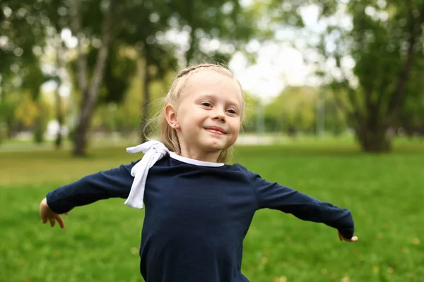 Kleines Mädchen im Park — Stockfoto