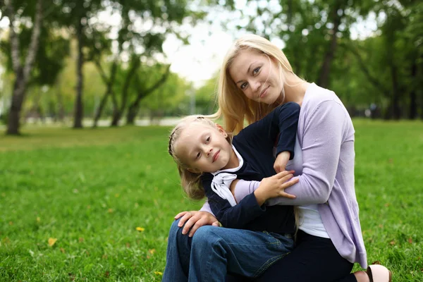 Mutter und Tochter im Park — Stockfoto