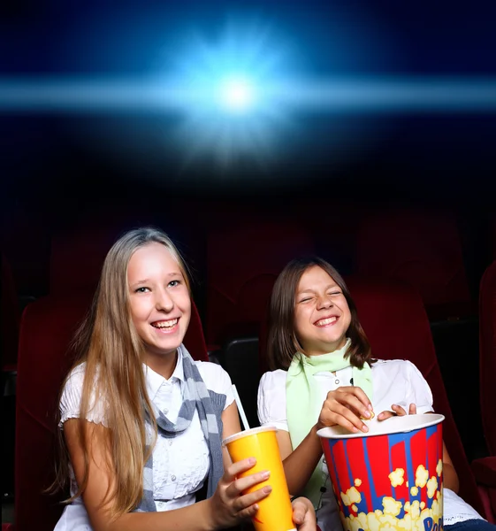 Dos chicas jóvenes en el cine — Foto de Stock