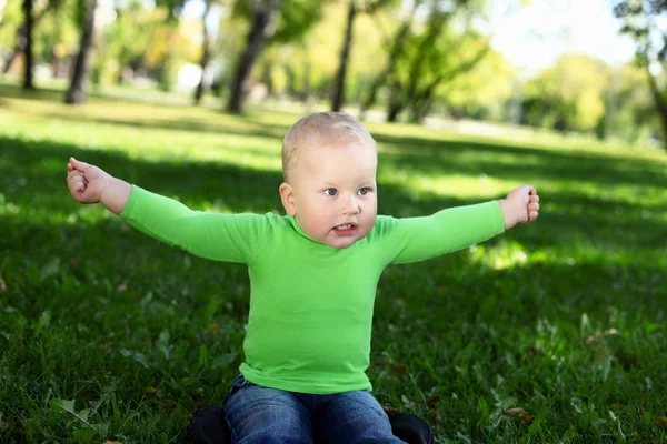 Kleiner Junge im Sommerpark — Stockfoto
