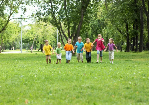 Skupina dětí v parku — Stock fotografie