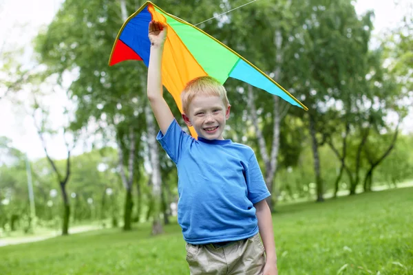 Porträtt av en glad pojke utomhus — Stockfoto