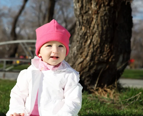 Litlle girl in the park — Stock Photo, Image