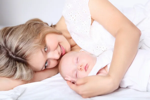 Portrait d'une jeune mère et d'un bébé — Photo