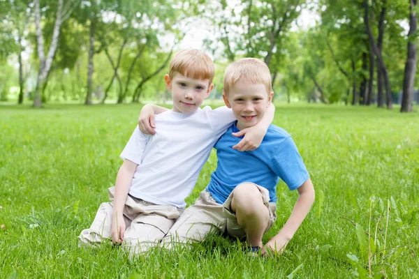 Portrait de deux garçons à l'extérieur — Photo