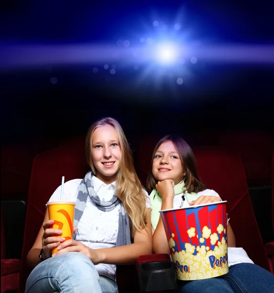 Dvě mladé dívky v kině — Stock fotografie