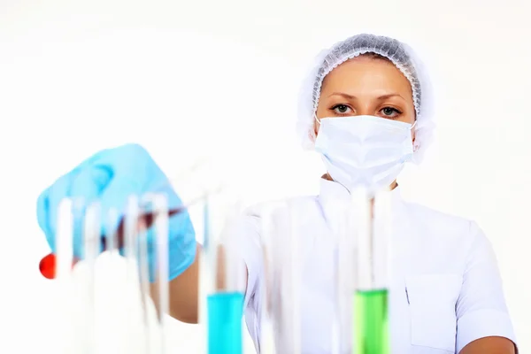 Scienziata in un laboratorio di chimica — Foto Stock