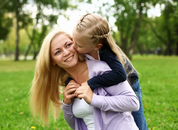 Mãe e filha no parque — Fotografia de Stock