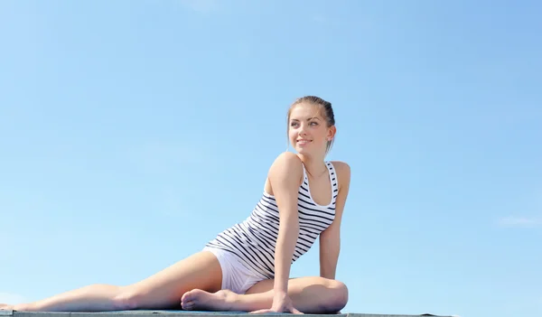 Retrato de uma jovem fazendo exercícios — Fotografia de Stock