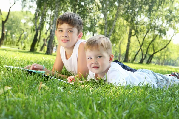 Two brothers together in the park — Stock Photo, Image