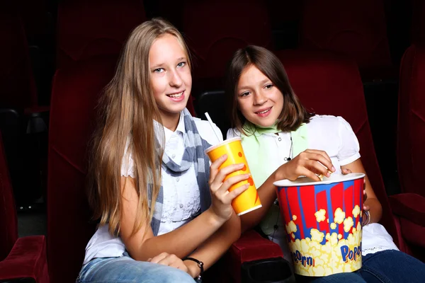 Dwie młode dziewczyny oglądać w kinie — Zdjęcie stockowe
