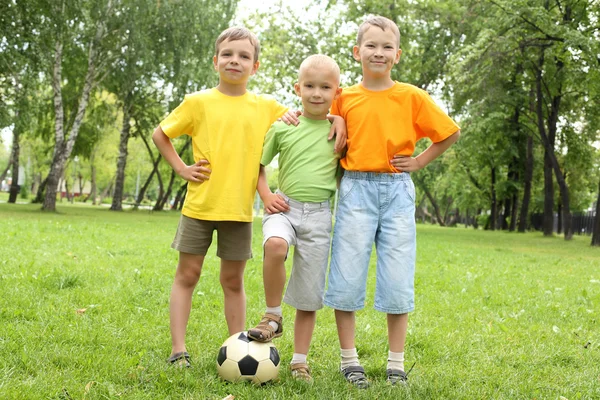 Мальчики в парке с мячом — стоковое фото