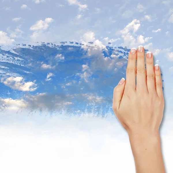 Janela com céu azul e nuvens brancas — Fotografia de Stock