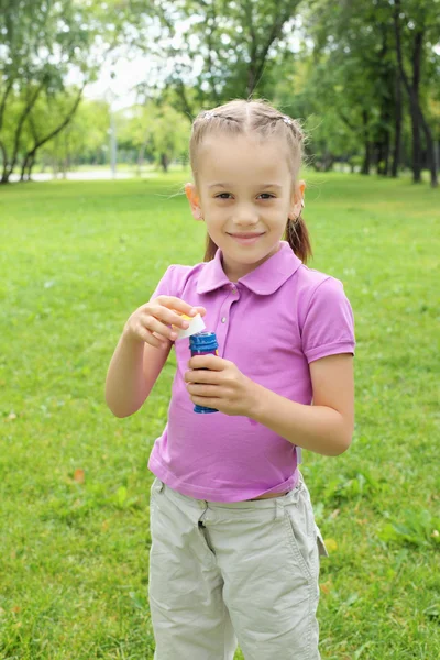 Küçük kız parkta blowing bubbles — Stok fotoğraf