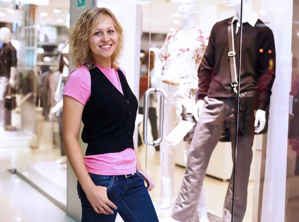 Junge Frau beim Einkaufen — Stockfoto
