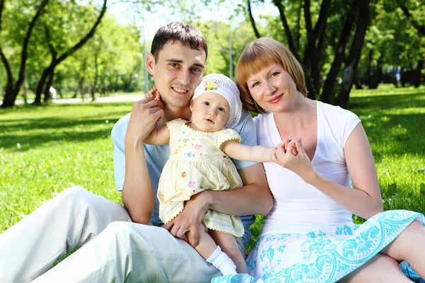 Молодая семья вместе в парке — стоковое фото