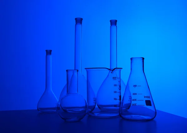 Chemie laboratorium apparatuur en glazen buizen — Stockfoto