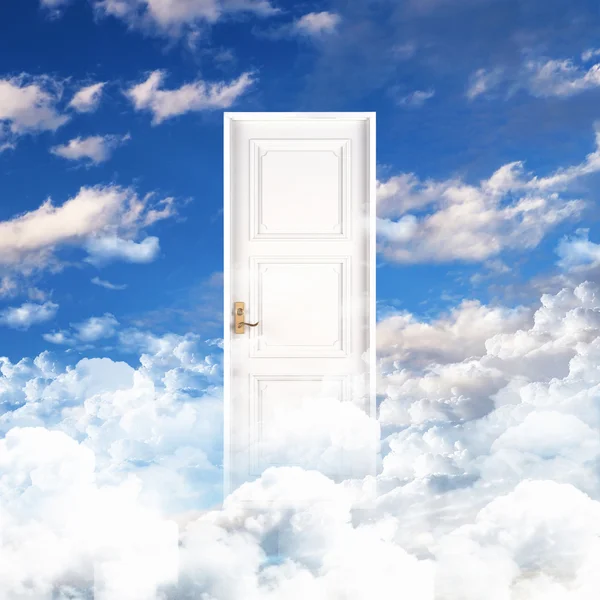 Bílé dveře proti pozadí modré oblohy — Stock fotografie