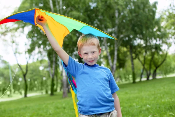 Retrato de un niño feliz al aire libre —  Fotos de Stock