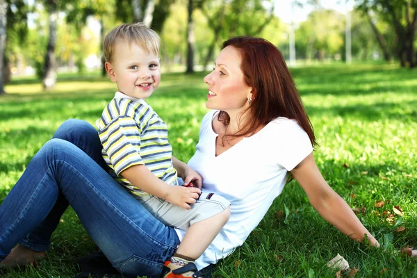 Junge Mutter mit ihrem Sohn im Sommerpark — Stockfoto