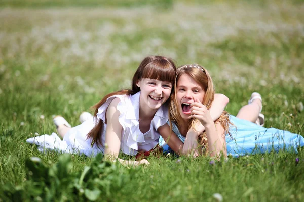 Duas meninas brincando no parque — Fotografia de Stock