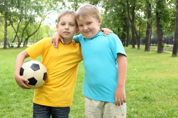Dois rapazes no parque — Fotografia de Stock