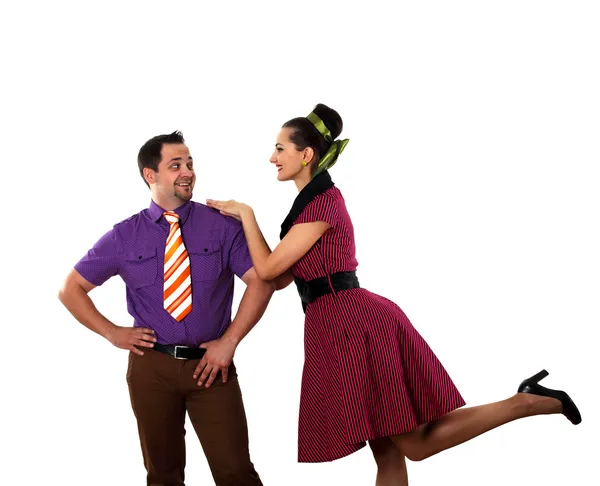 Молода пара танців у яскравому кольоровому одязі — стокове фото