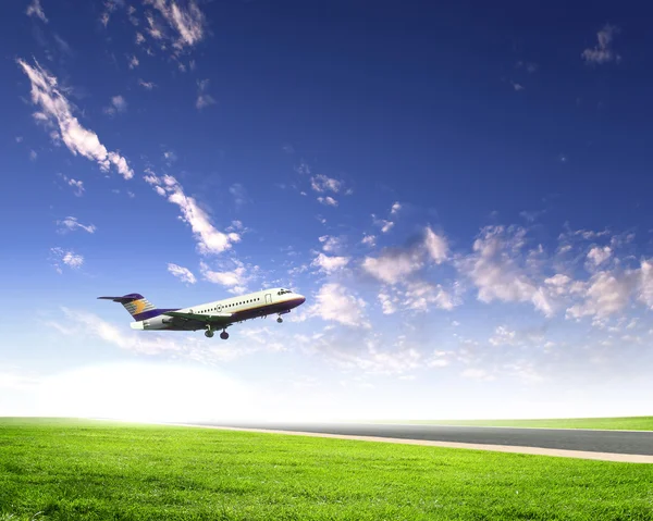 Изображение белого пассажирского самолета — стоковое фото